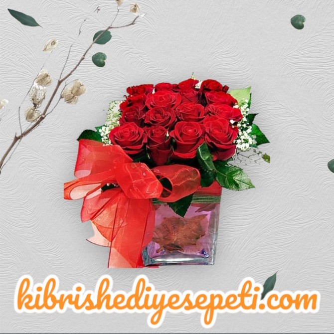 Kare Vazoda 16 Kırmızı Gül Kare Vazoda 16 Kırmızı Gül