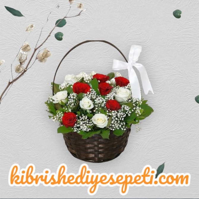Sepette 6 Kırmızı Gül Ve 5 Beyaz Gül Sepette 6 Kırmızı Gül Ve 5 Beyaz Gül