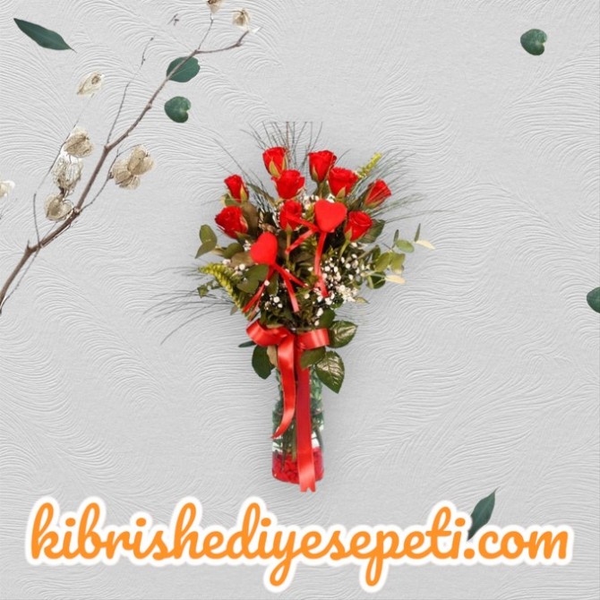 9 Kırmızı Gül Vazosu ve Kalpler 9 Kırmızı Gül Vazosu ve Kalpler