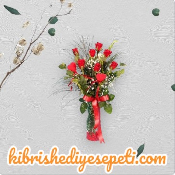 7 Kırmızı Gül Vazosu ve Kalpler 7 Kırmızı Gül Vazosu ve Kalpler